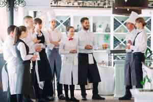 © davit85 - stock.adobe.com Beschäftige in der Gastronomie