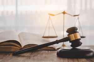 Richterhammer und Waage